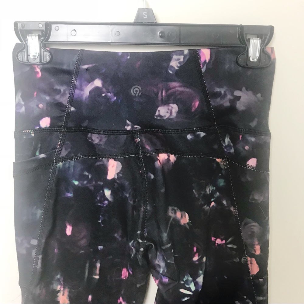 Pattern Athletic Capris - Picture 2 of 2